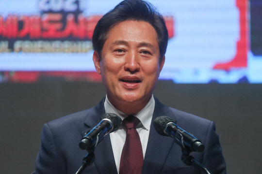 오세훈 서울시장이 1일 오후 서울시청에서 열린 2021 서울세계도시문화축제 온라인 개막식에서 환영사를 하고 있다.   연합뉴스